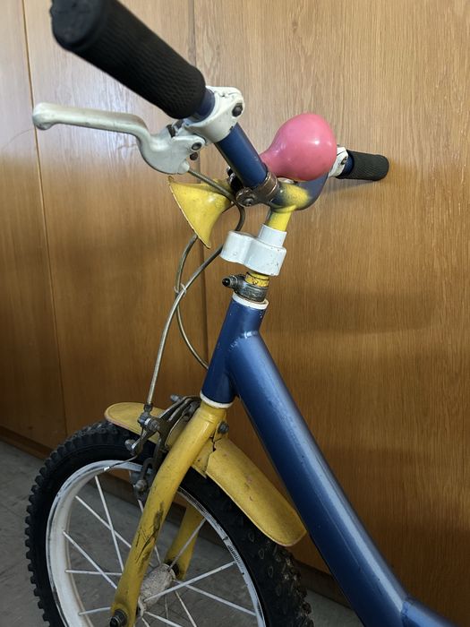 Bicicleta de criança azul e amarela