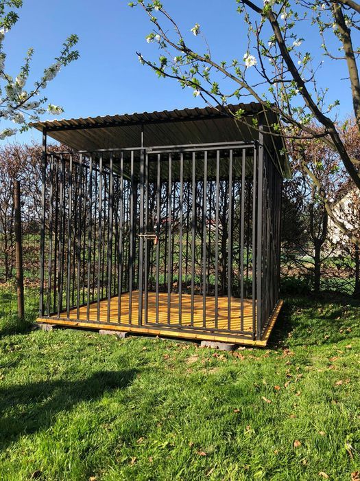 Boks i kojec dla psa. Solidna klatka, zagroda - idealne rozwiązanie.