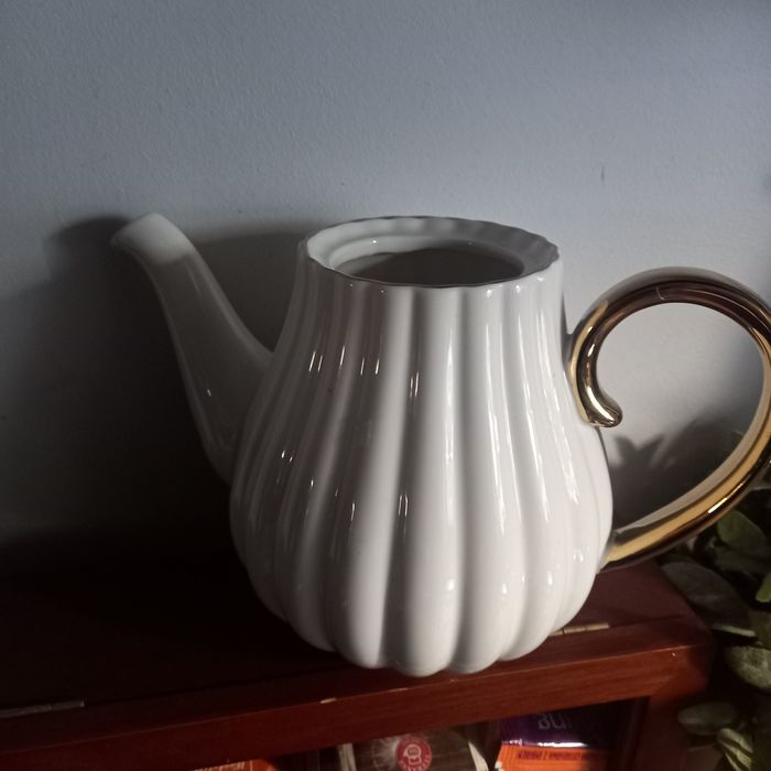 Dzbanek biały ze złotym uchem