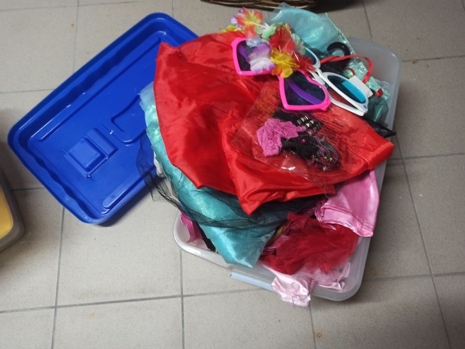 Caixa com disfarces de criança menina