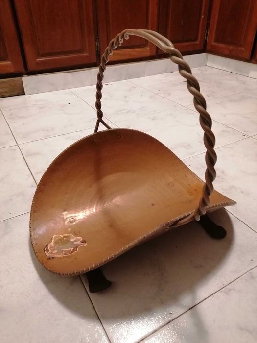 Cesto/Suporte para Lenha em Cobre Antigo