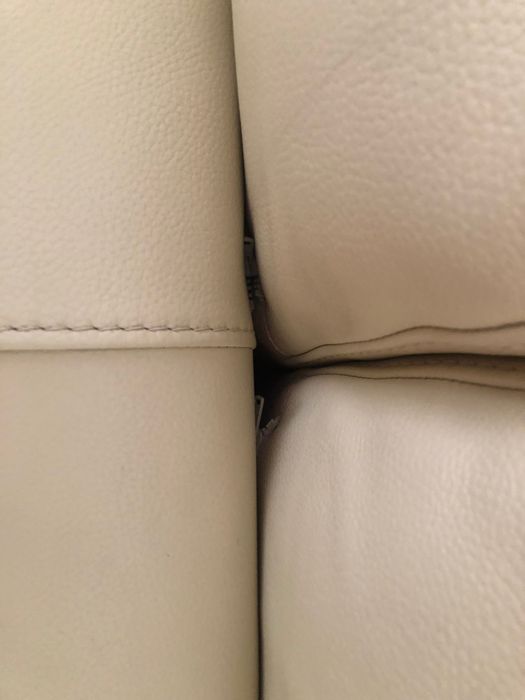 Sofá de 2 lugares, em pele