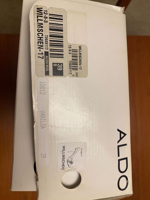 Sandálias novas de salto alto lindas e elegantes