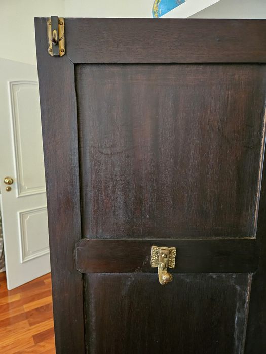 Armário antigo em madeira maciça