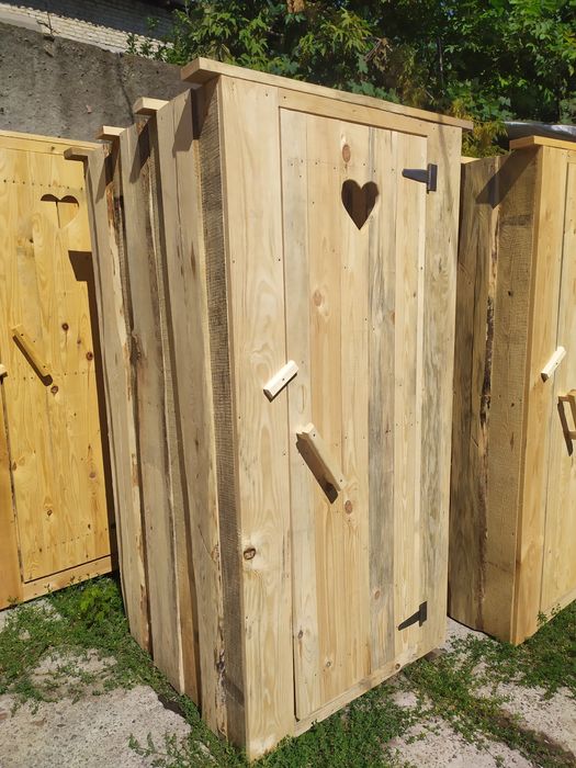 Туалет уличный. Деревянный