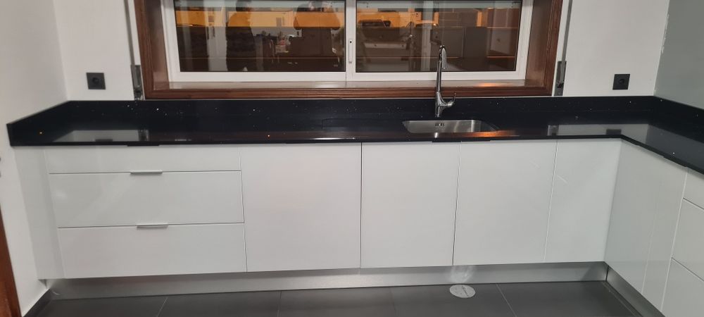 Cozinha completa com eletrodomésticos