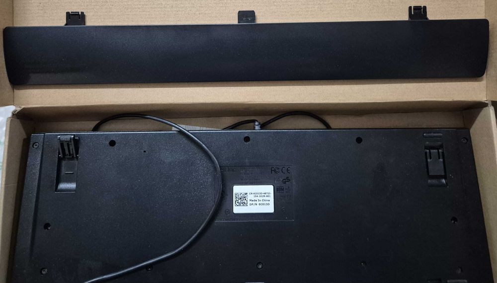 Teclado externo multimédia português com 105 teclas Dell KB522