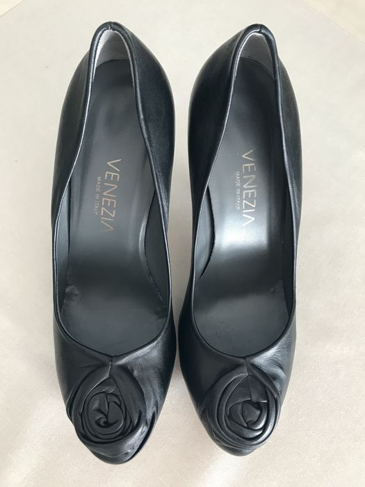 Buty na wysokim obcasie.