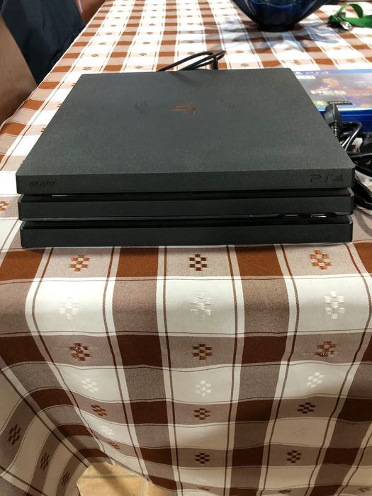 PS4 Pro 1TB + 3 jogos + 2 comandos