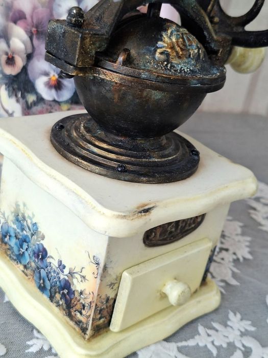 Кавомолка у вінтажному стилі