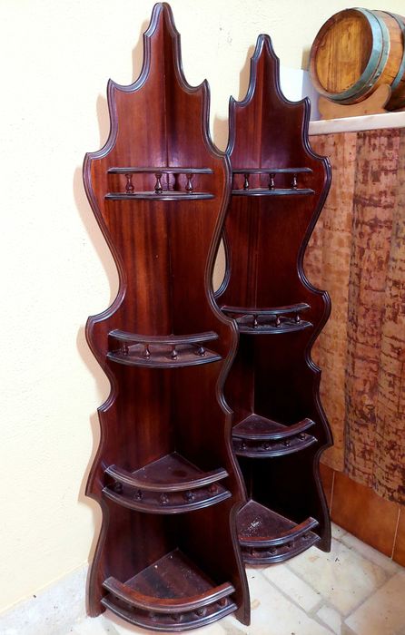 Recheio de casa, Iuminação, Mobiliario em madeira talhada, estantes