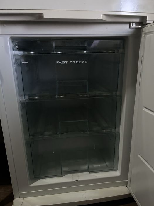 Продаю б/у холодильник Snaige