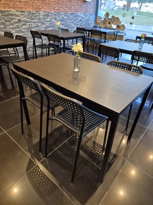Vende se 4 mesa com 16 cadeira de restauração
