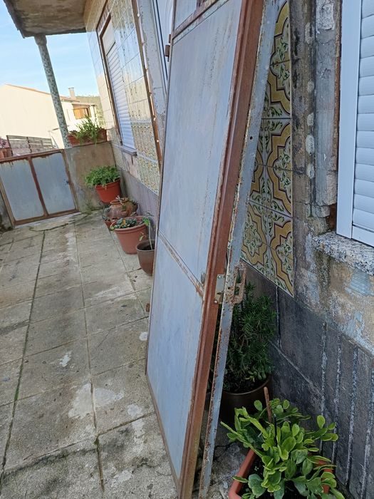 Porta de ferro com aduela