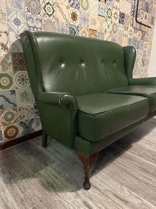 Sofá clássico 2 lugares em pele verde – madeira maciça – 230€