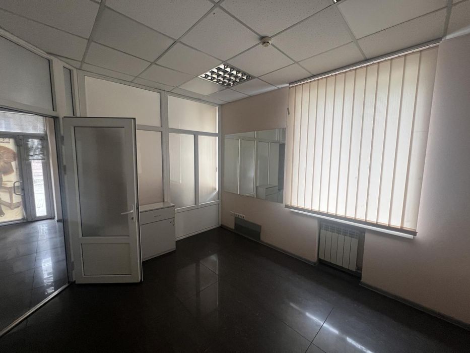 Продаж фасадного офісу 130 м² — вул. В. Лобановського (р-н Металургів)