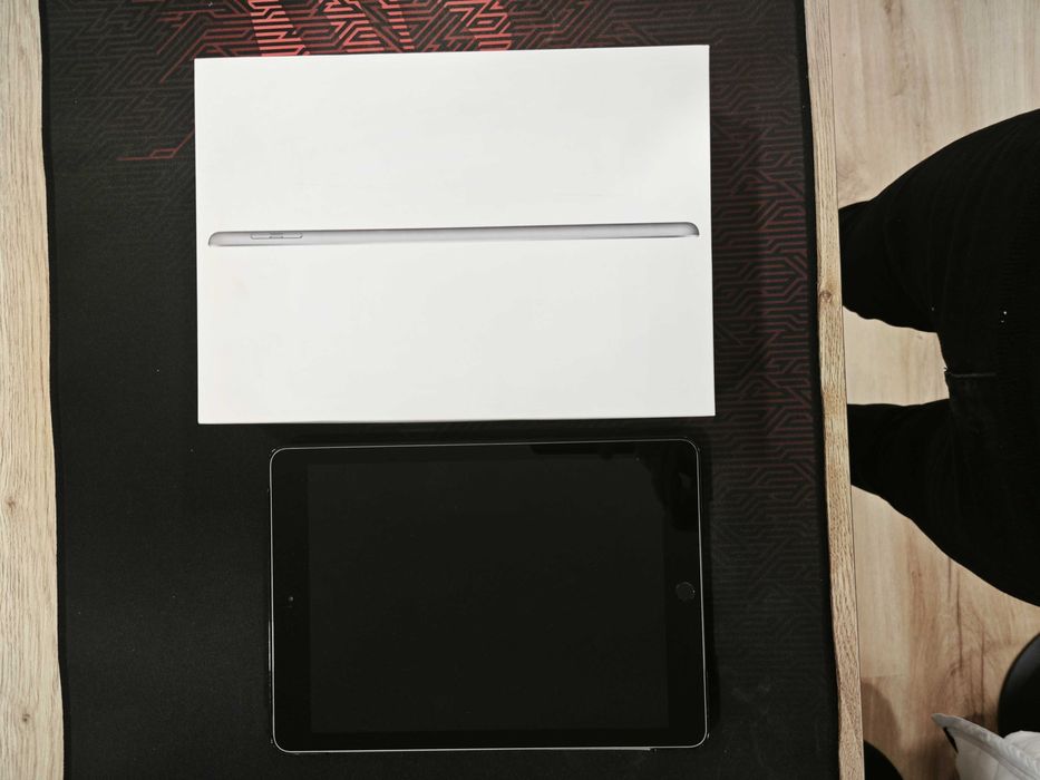 Apple iPad 6th Gen (A1893) 9.7" 32GB - Cinzento Sideral, WiFi