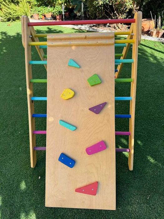 Triângulo de Pikler com prancha de escalada/escorrega colorido