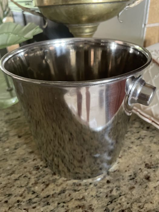 Stary pojemnik wiaderko na lód