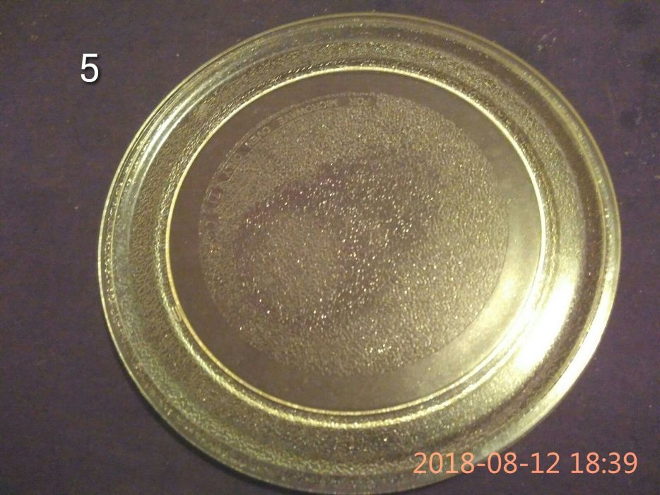 Pratos de microondas e algumas peças k fazem girar os pratos