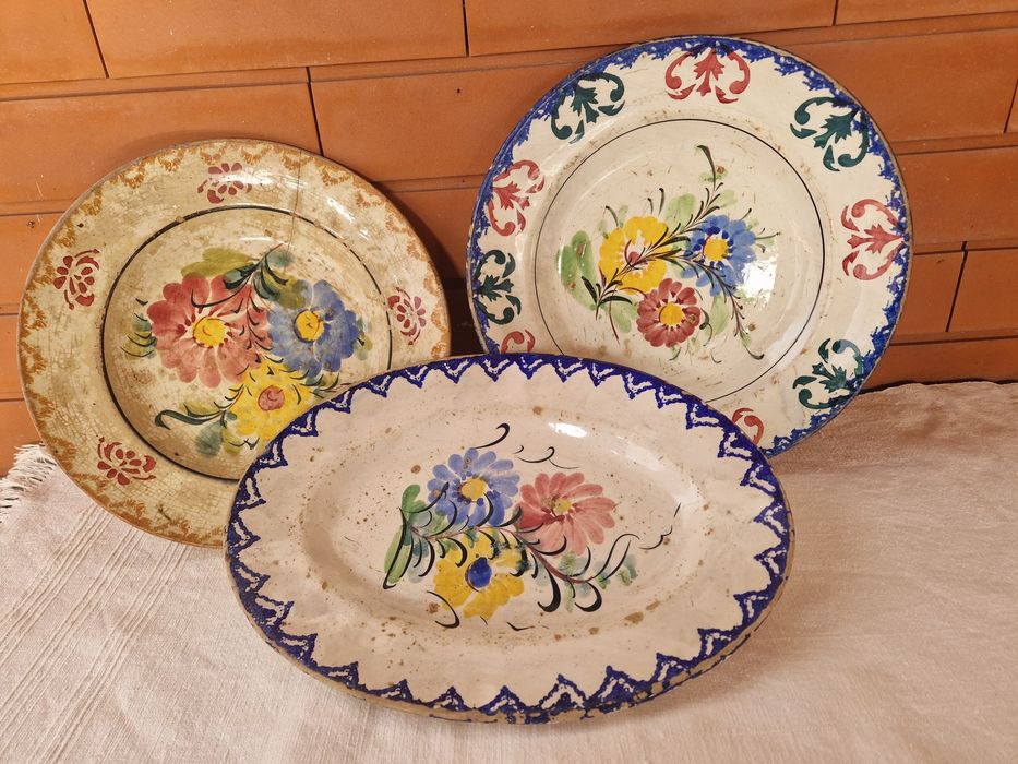 Conjunto de 2 Pratos Antigos +travessa  em Faiança Portuguesa