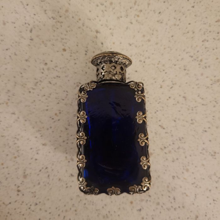 Stary  flakonik na perfumy