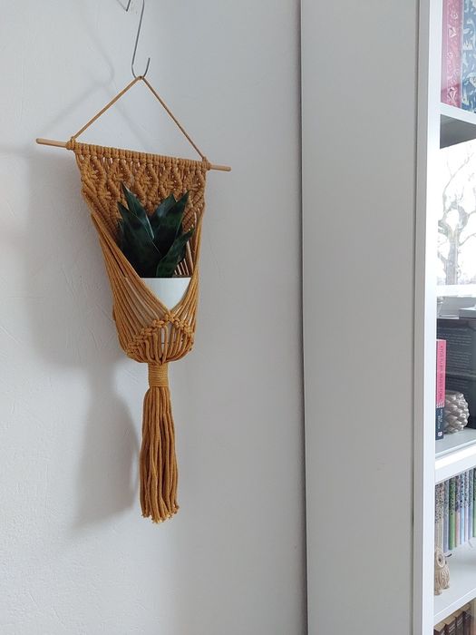 UP zestaw Kwietnik makrama wiszący na ścianie  Musztardowowo złoty