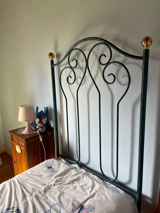 Cama de ferro de solteiro