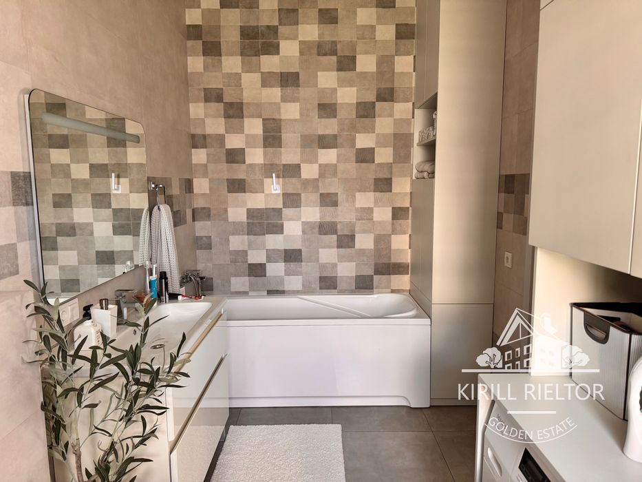 В городке "Золотые Ключи" продается дом с баней и бассейном