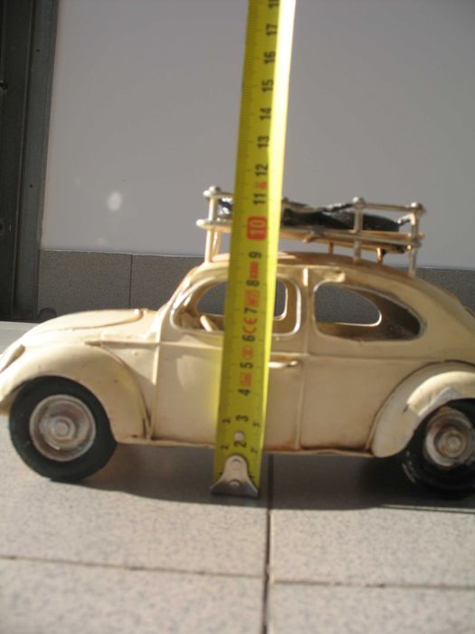 Clássico carocha antigo em chapa