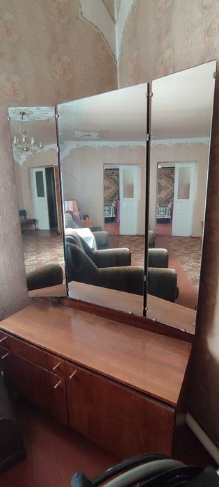 Продам старі меблі.