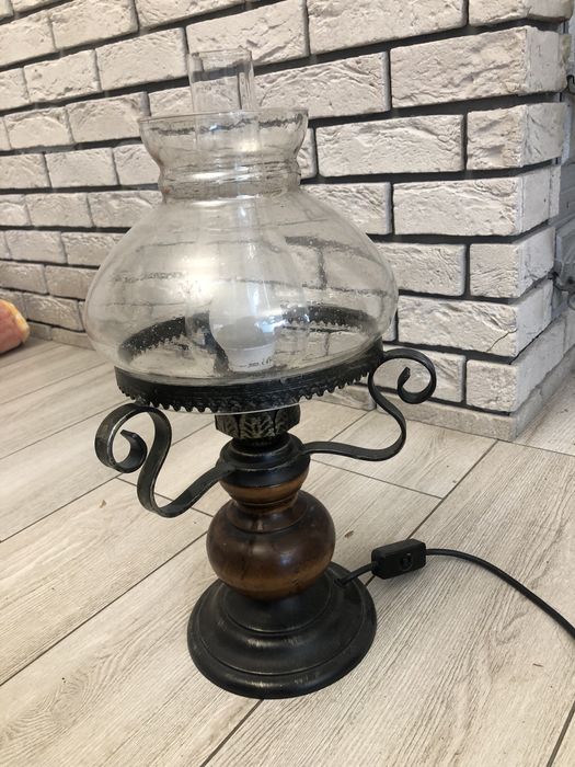 Старовинна настольна лампа