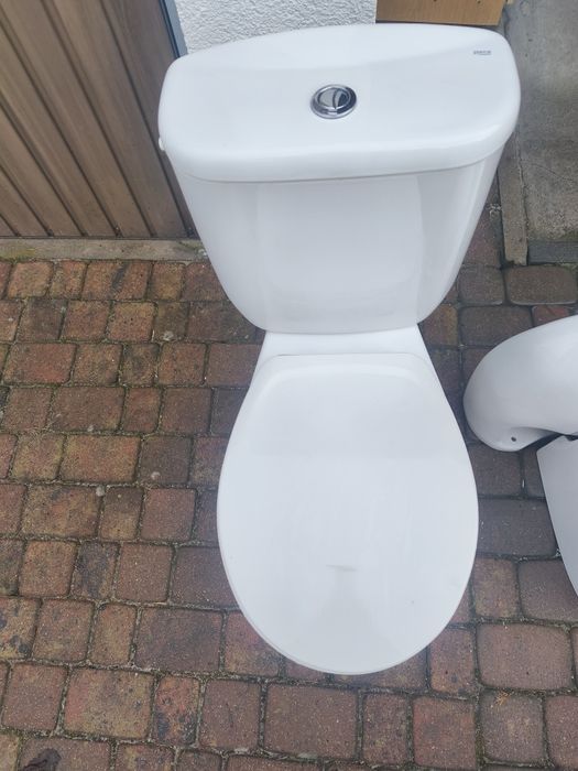 Umywalka z zabudową bateria i  muszla że spłuczką