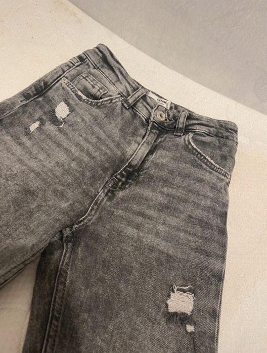 Czarne spodnie jeansowe z dziurami bershka