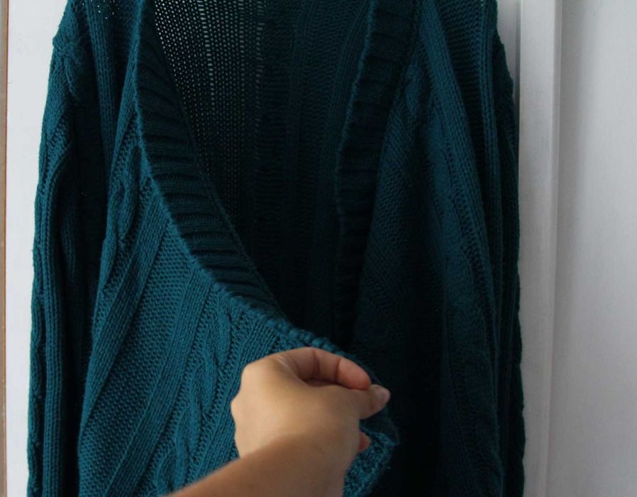 Turkusowy kardigan, sweterek, warkocz