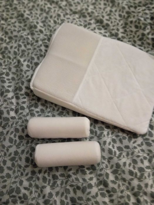 Almofada anti-regurgitação para bebé para berço ou alcofa.