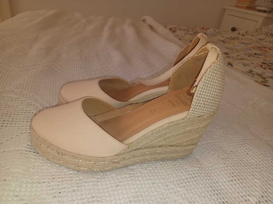 Sandálias de cunha nude da Seaside com palmilha em pele