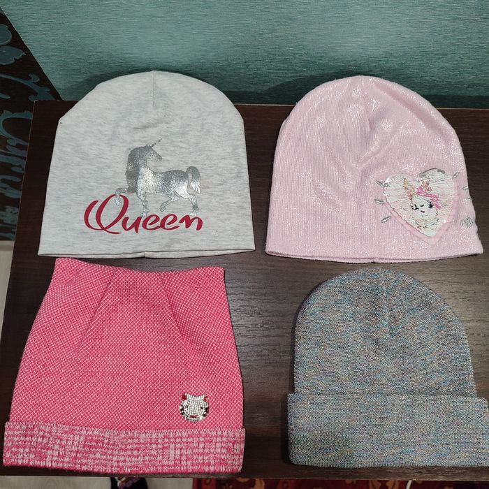 Шапка демісезонна на дівчинку 6-7 років.