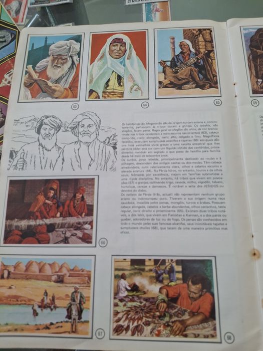 Caderneta de cromos completa com 295 cromos "Homens Raças e Costumes"  Edições Francisco Más de 1976