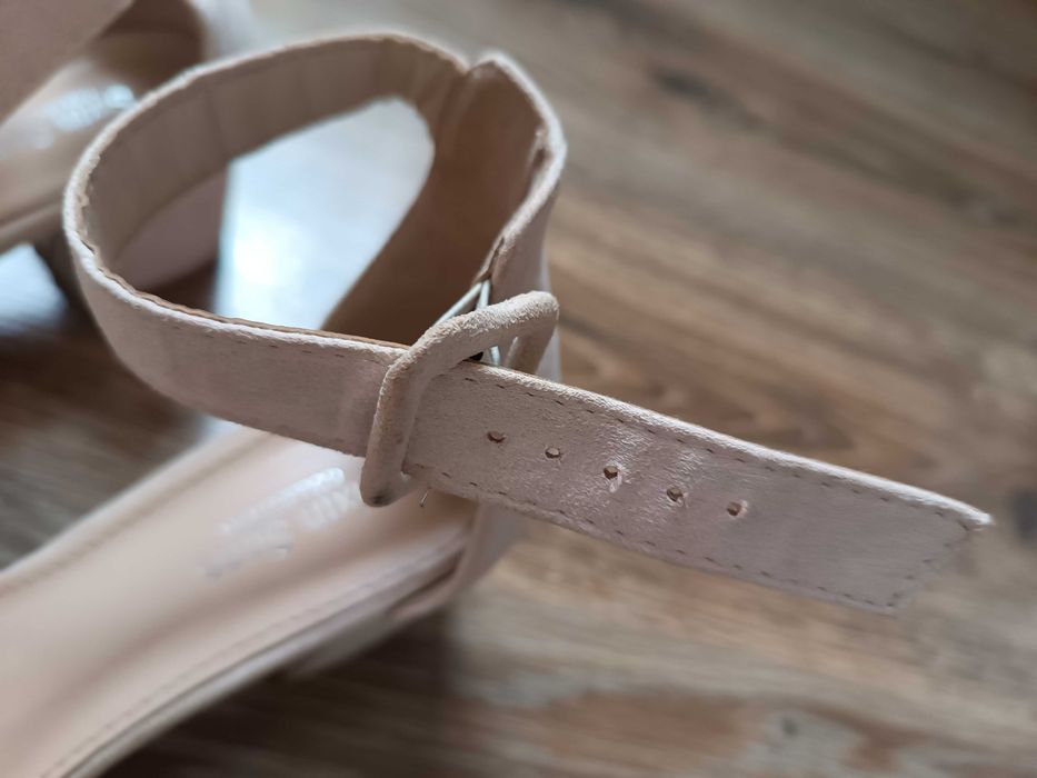 Buty na słupku beżowe