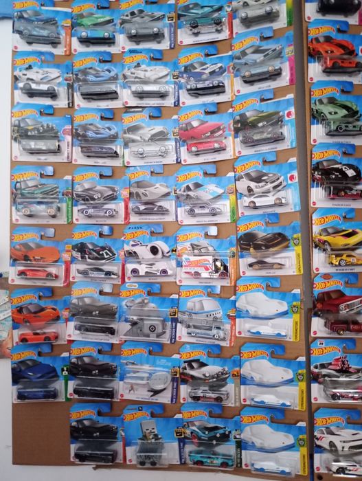Kolekcja samochodzików Hot Wheels i Matchbox 153 sztuki