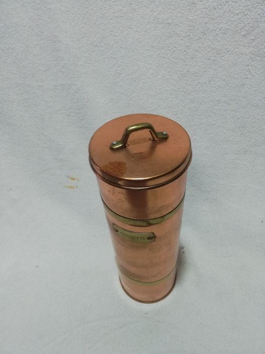 Nr. 13. Pojemnik miedziany z napisem spagetti