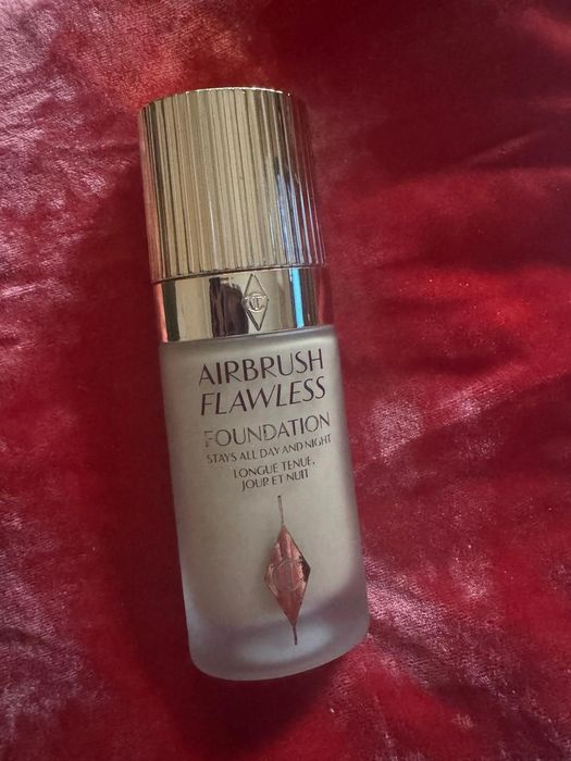 Тональна основа Charlotte Tilbury