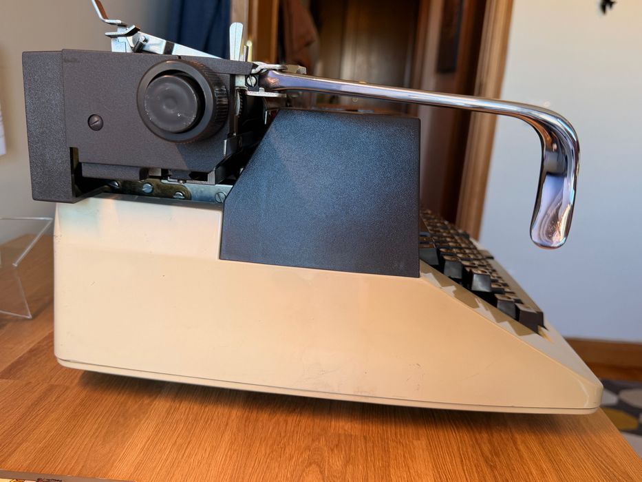 Máquina de escrever Remington 150, teclado português, restaurada e revista