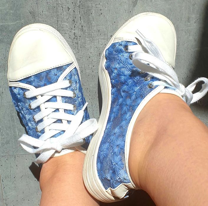 Trampki haftowane na tiulu.