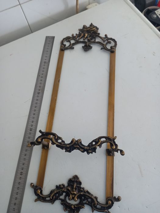 Suporte para pratos de latão.