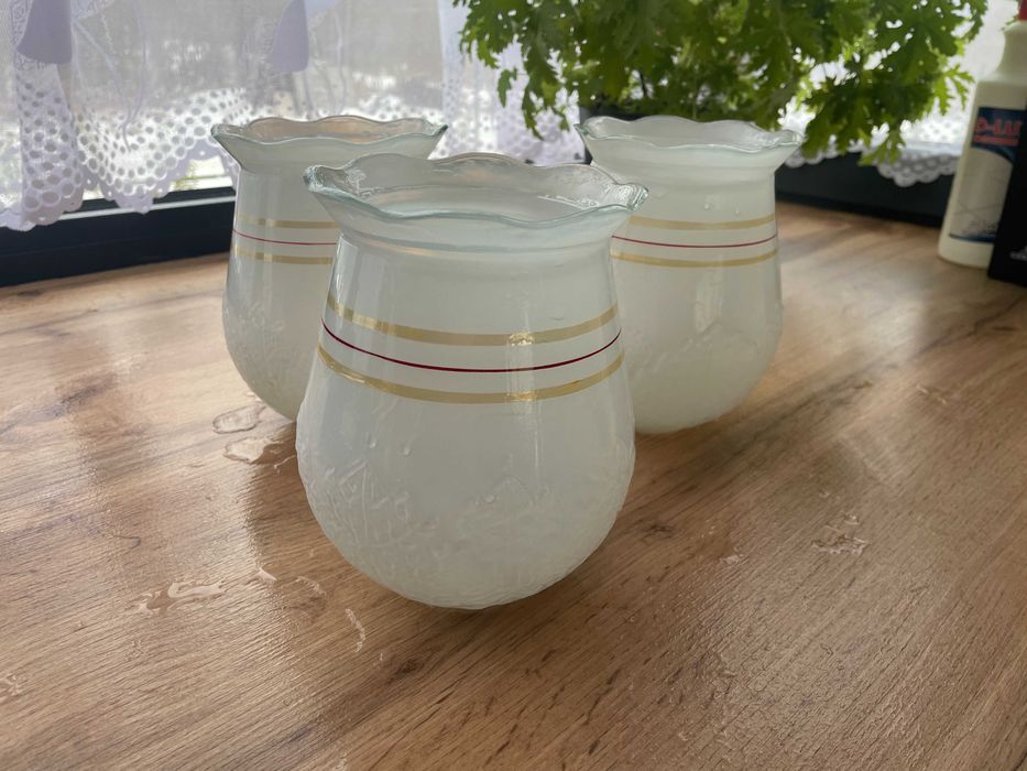 Zestaw trzech kloszy do lamp z PRL z motywem liści - szkło mleczne