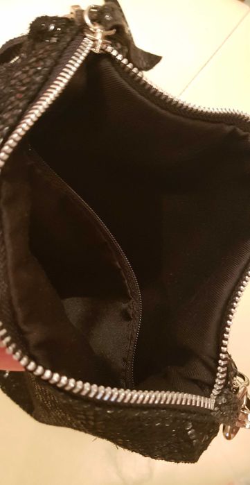 Torebka damska/dziewczęca, czarna, lakierowana, do ręki i na ramię.