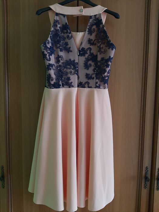 Elegancka sukienka z koronką