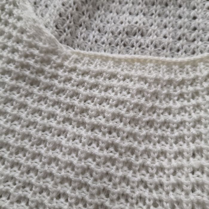 Dwa białe swetry damskie